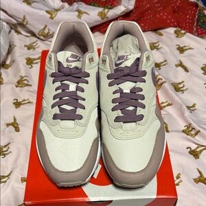Nike air max 1 Sneakers with Purple and Cream Highlights